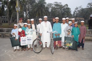 ভোলায় টানা ৪০ দিন পাঁচ ওয়াক্ত নামাজ পড়ে সাইকেল পেল ২ কিশোর