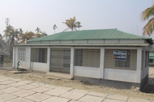 ইলিশা লঞ্চঘাটের বিশ্রামগার চালু না হওয়ায় যাত্রীদের দুর্ভোগ