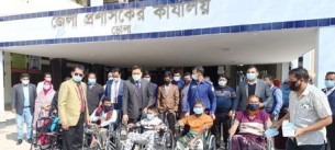 ভোলায় প্রতিবন্ধীদের মাঝে হুইল চেয়ার বিতরণ