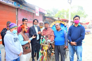 ভোলায় কর্মহীন শামসুদ্দিনকে  অটো রিক্সা উপহার