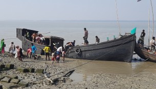 ভোলার মেঘনায় যাত্রীবাহি ট্রলার ডুবি, আহত ২০