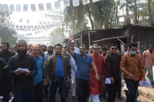 ভোলায় আওয়ামী লীগের মেয়র প্রার্থী মনিরুজ্জামানের গণসংযোগে মানুষের ঢল