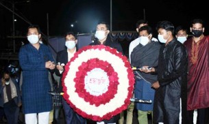 ভোলায় শহীদ মিনারে সর্বস্তরের  মানুষের শ্রদ্ধাঞ্জলি