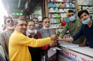 ভোলায় ফুল দিয়ে আ’লীগের মেয়র প্রার্থী মনিরুজ্জামানের ব্যতিক্রমী প্রচারণা