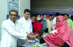 ভোলায় নতুন ভোটাররা পেলেন স্মার্ট কার্ড