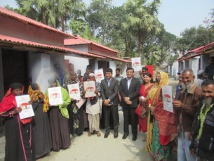 মনপুরায় গৃহহীন ও ভূমিহীনদের মাঝে ঘর বুঝিয়ে দিলেন জেলা প্রশাসক