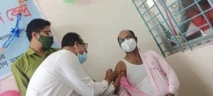 ভোলার তিন ইউএনও প্রথম  করোনা ভ্যাকসিন নিলেন