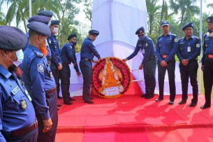 ভোলায় পুলিশ মেমোরিয়াল ডে উপলক্ষে স্মৃতিস্তম্ভে শ্রদ্ধাঞ্জলি