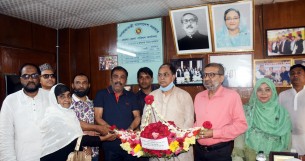 ভোলা পৌরসভার নব নির্বাচিত মেয়র ও কাউন্সিলরদের পক্ষ থেকে জেলা পরিষদের চেয়ারম্যানকে ফুলের শুভেচ্ছা