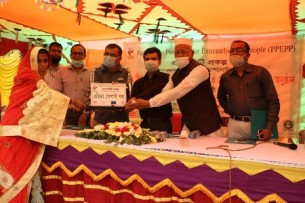 বিনামূল্যে সেলাই মেশিন বিতরণ করেছে গ্রামীন জন উন্নয়ন সংস্থা