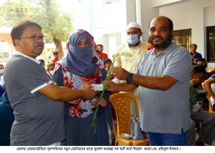 বোরহানউদ্দিনে নতুন ভোটারদের শুভেচ্ছা জানিয়ে স্মার্ট কার্ড বিতরণ করলেনমেয়র
