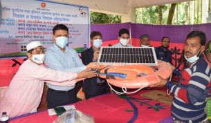 ভোলায় ঝুঁকিপূর্ণ জেলেদের সুরক্ষার জন্য সুরক্ষা সামগ্রী বিতরন