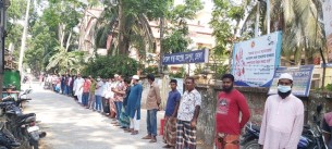 মনপুরায় স্বাস্থ্য কর্মকর্তার বদলির প্রতিবাদে মানববন্ধন