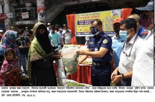 ভোলায় মানবতার স্টোর  থেকে সবজি বিতরণ