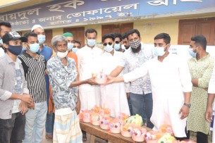 ভোলায় অসহায়দের ইফতার সামগ্রী দিলো ছাত্র লীগ
