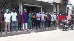 ভোলায় স্বাস্থ্যবিধি মেনে দোকান  খুলে দেয়ার দাবিতে মানববন্ধন