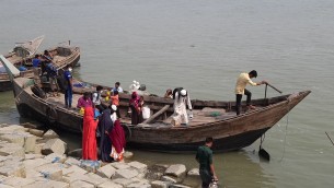 ভোলায় লকডাউন অমান্য করে দ্বিতীয় দিনেও চলছে যাত্রীবাহী ট্রলার-স্পিডবোট