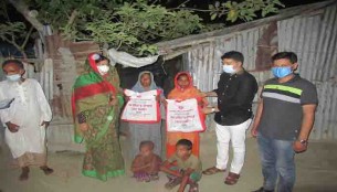 মনপুরায় প্রধানমন্ত্রীর উপহার দুঃস্থদের  ঘরে ঘরে পৌঁছে দিলেন ইউএনও