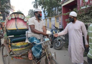 ভোলায় ইফতার নিয়ে শ্রমজীবী মানুষের পাশে ছাত্রলীগ