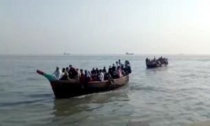 প্রথম দিনে ডিলেঢালা লকডাউন ভোলা-লক্ষ্মীপুর নৌ রুটে যাত্রীবাহী ট্রলার চলাচল