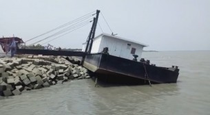 কালবৈশাখী ঝড়ের ইলিশা ফেরিঘাটের পন্টুন ক্ষতিগ্রস্ত :১৫ ঘন্টা পর ভোলা-লক্ষ্মীপুর রুটে ফেরি চলাচল শুরু