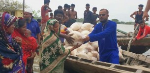 চরপাতিলায় দূর্গতদের মাঝে শুকনো খাবার বিতরণ