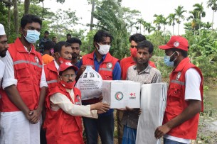 ঘুর্ণিঝড়ে ক্ষতিগ্রস্ত পরিবারের মাঝে রেড ক্রিসেন্টে ত্রাণ বিতরণ