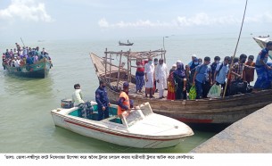 নিষেধাজ্ঞা অমান্য করায়   ভোলা-লক্ষ্মীপুর নৌ রুটে যাত্রীবাহী ট্রলার আটক করেছে কোস্টগার্ড