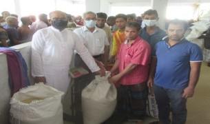 মনপুরা জেলেদের  মাঝে চাল বিতরণ