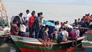 ভোলা-লক্ষ্মীপুর রুটে ট্রলার ও স্পিডবোটে ঝুঁকি নিয়ে যাত্রীরা ফিরছে কর্মস্থলে