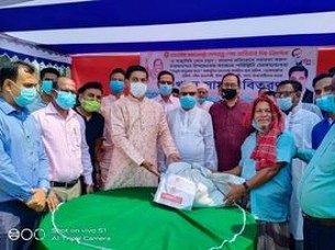 চরফ্যাসনে করোনায় ক্ষতিগ্রস্থদের মাঝে খাদ্য শস্য বিতরণ