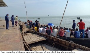 নিষেধাজ্ঞা অমান্য করে যাত্রী পারাপার ভোলায় মেঘনা নদীতে কোস্টগার্ডের অভিযানে ৪টি ট্রলার আটক