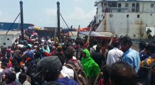 ভোলা-লক্ষীপুর রুটে নাব্যতা সংকটে ফেরি চলাচল ব্যহত,যাত্রীদের দুর্ভোগ চরমে