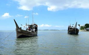 ভোলায় সমুদ্রগামী ২টি  ফিসিং বোট আটক
