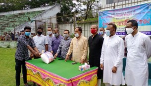 ভোলায় তোফায়েল আহমেদের পক্ষ থেকে খেলোয়ার ও সাংস্কৃতিক কর্মীদের ঈদ উপহার বিতরণ
