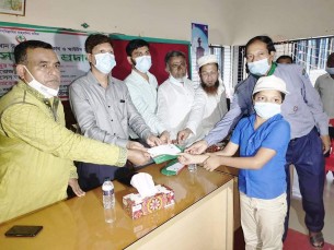 দৌলতখানে অসচ্ছল কাব ও স্কাউট  সদস্যদের আর্থিক সহায়তা প্রদান