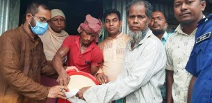 চর পাতিলায় ঘূর্ণিঝড়ে ক্ষতিগ্রস্তদের মাঝে ত্রাণ বিতরণ