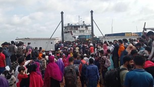 ইলিশা ফেরিঘাটে যাত্রীদের উপচে পড়া ভিড়,নেই স্বাস্থ্যবিধির বালাই