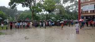 ভোলার ১২টি ইউনিয়নে বৈরী আবহাওয়ার মধ্যে   শান্তিপূর্ন পরিবেশে ভোট গ্রহন চলছে