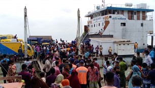 ভোলায় স্বাস্থ্য বিধি না মেনে নৌপথে আসছে শত শত মানুষ