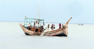 দৌলতখানের মেঘনায় বেপরোয়া জলদস্যুরা