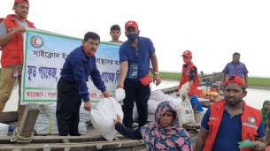 ভোলার মাঝের চরে রেডক্রিসেন্ট সোসাইটির ত্রান বিতরন