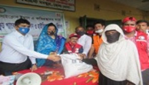 মনপুরায় ইয়াসে ক্ষতিগ্রস্ত পরিবারের  মাঝে রেডক্রিসেন্টের ত্রান বিতরণ