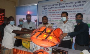 দৌলতখানে জেলেদের মাঝে সুরক্ষা সামগ্রী ও ট্রলার বিতরণ