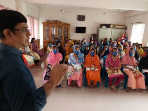 ভোলায় দুধের প্যাকেট পেলো  তিন শতাধিক এতিম শিশু