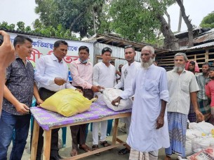 চরফ্যাশনে ইয়াসে ক্ষতিগ্রস্তদের মাঝে মানবিক সহায়তা দিলো ছাবেরা ফাউন্ডেশন