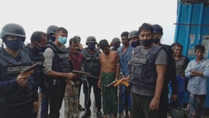 ভোলায় দেশীয় অস্ত্রসহ ৩ জলদস্যু আটক