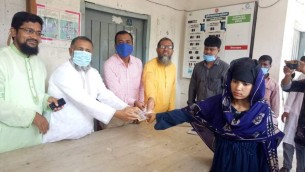 চরফ্যাসনে করোনায় ক্ষতিগ্রস্ত ১২৫ পরিবারের মাঝে নগদ টাকা বিতরণ