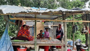 চরফ্যাশনে দরিদ্র নারীর ঘর ভেঙ্গে দিল ভূমি দস্যুরা