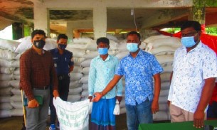 মনপুরার সমুদ্রগামী জেলেদের মধ্যে ভিজিএফ এর চাউল বিতরণ